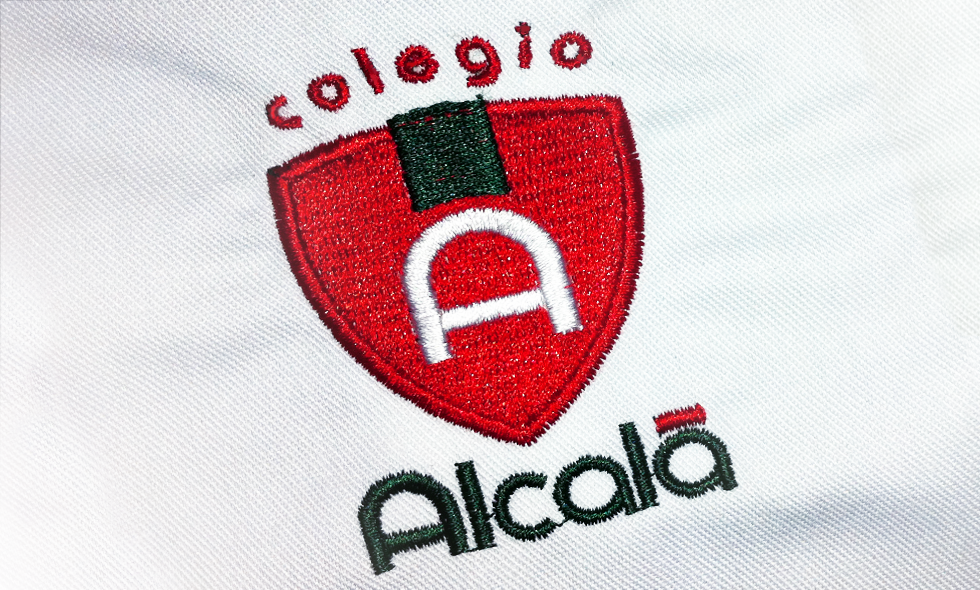 Escudo borado en polo del Colegio